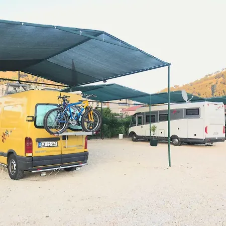 Kemping River Side Camping Berat